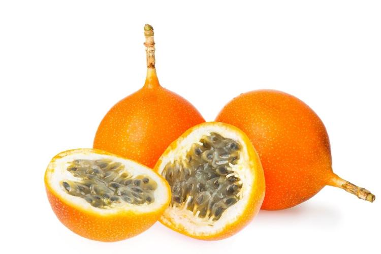 Una granadilla abierta y dos enteras.