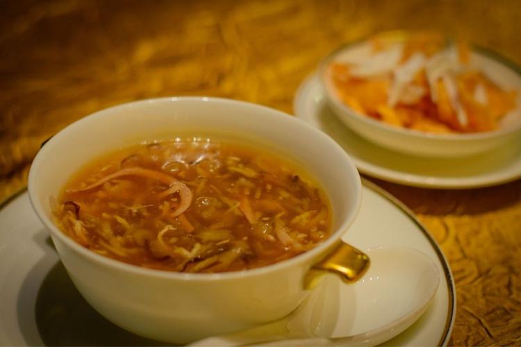 Sopa de carne de serpiente con crisantemo.