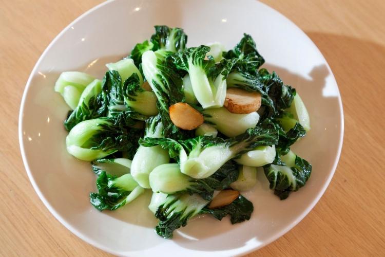 Bok chois miniatura salteados enteros.