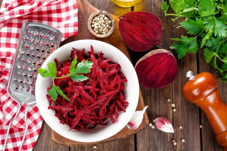 Ensalada de remolacha fresca rallada.