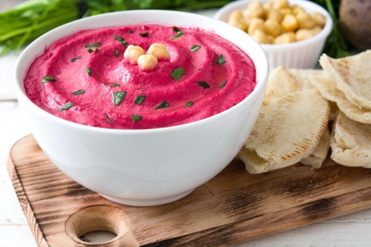 Humus de remolacha y pan pita.
