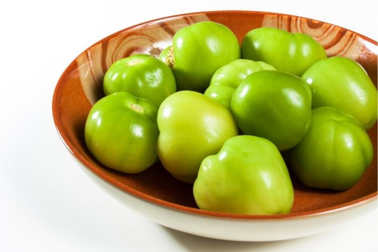 Tomatillos frescos sin cáscara.