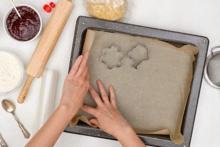 Forrando una bandeja de horno con papel parafinado.