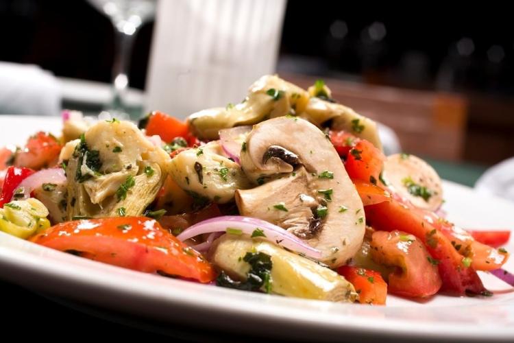 Ensalada de alcachofa y pimiento rojo, con champiñones.