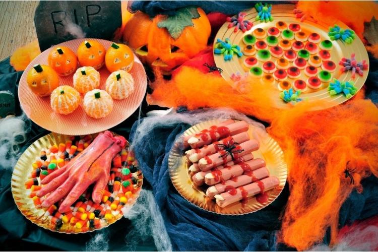 Mesa de halloween con platos terroríficos.