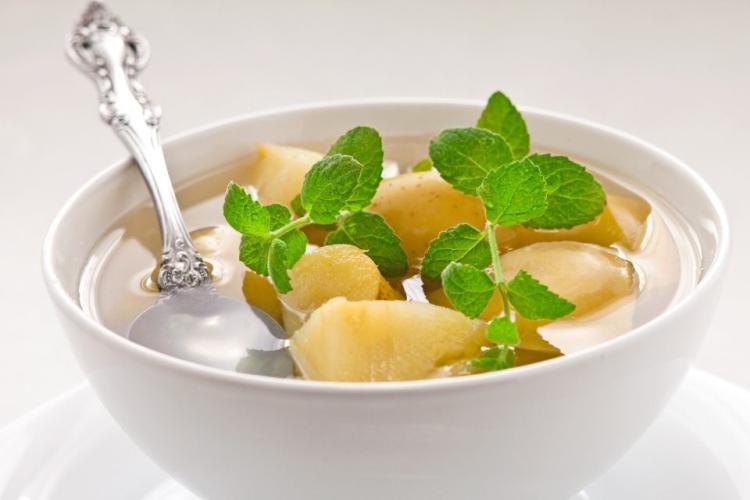 Una fuente de servir con compota de manzana.