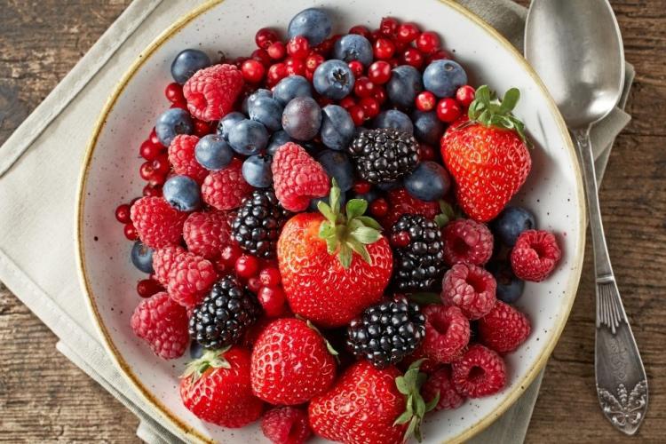 Fresas, frambuesas, moras, arándanos y grosellas, los frutos del bosque.