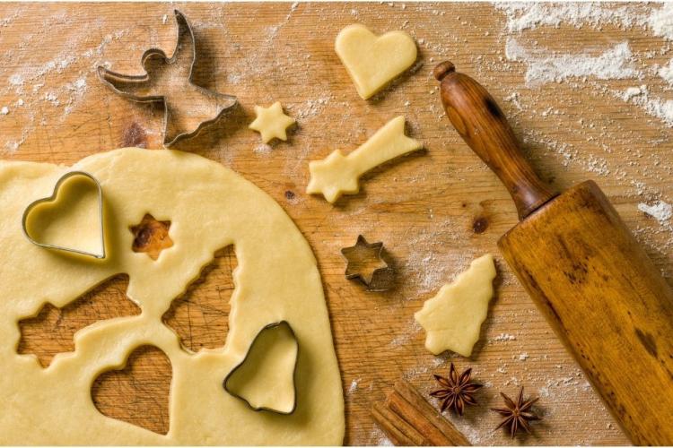 Masa extendida, cortapastas y galletas cortadas.