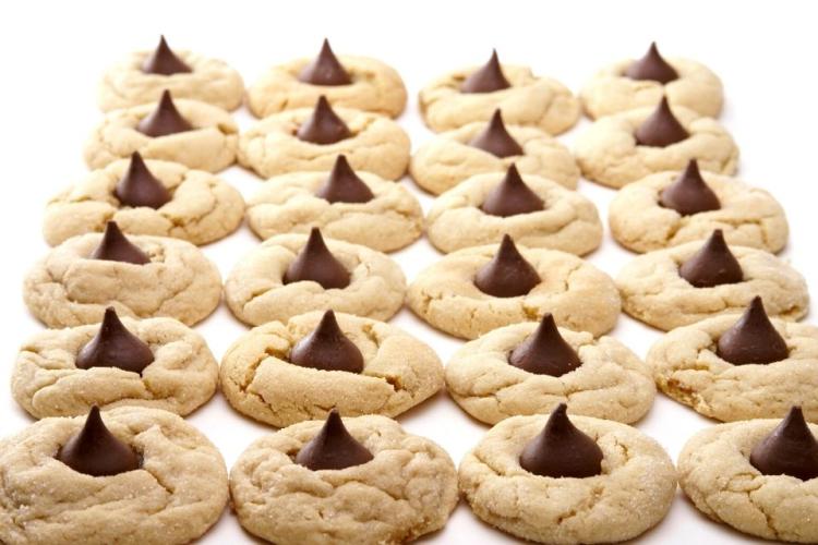 Galletas de mantequilla de cacahuete adornadas con gotas de chocolate.