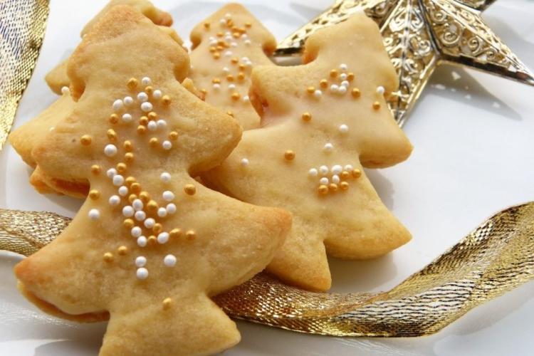 Galletas navideñas decoradas con chispitas.