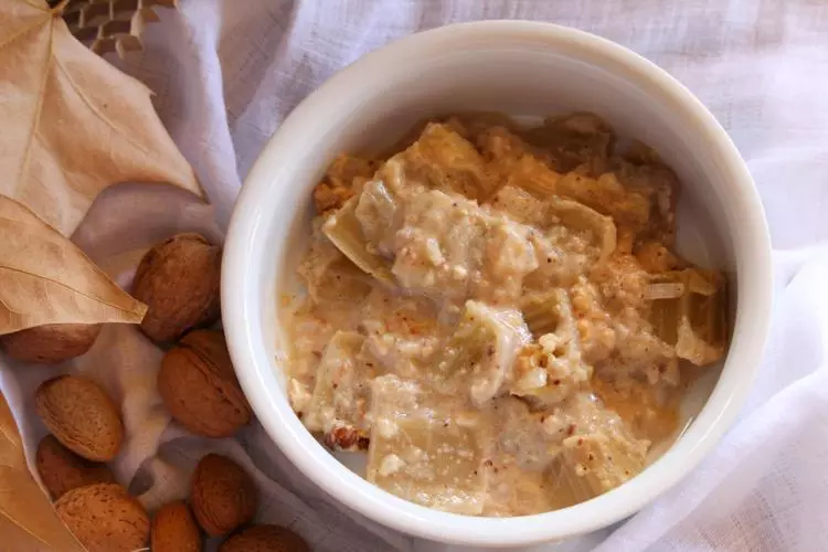 Cardo en salsa de almENdRas y nueces.