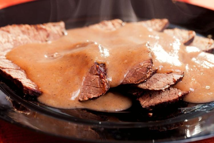 Carne de caballo guisada con salsa de setas.