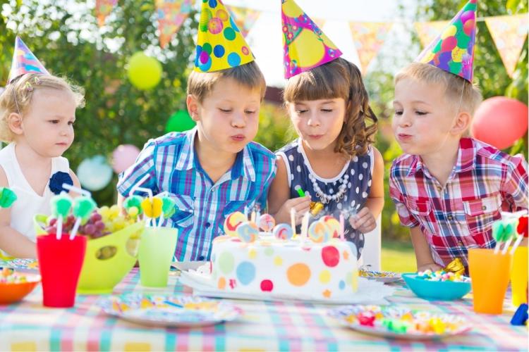 Ni;os celebrando una fiesta de cumpleaños.