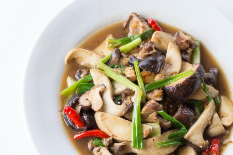 Setas chinas, o shiitakes, salteadas.