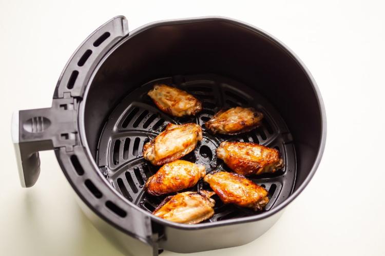 Alitas de pollo cocinadas en una freidora de aire.