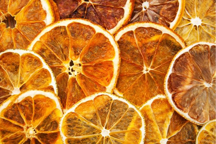 Rodajas de naranja secadas en el horno.