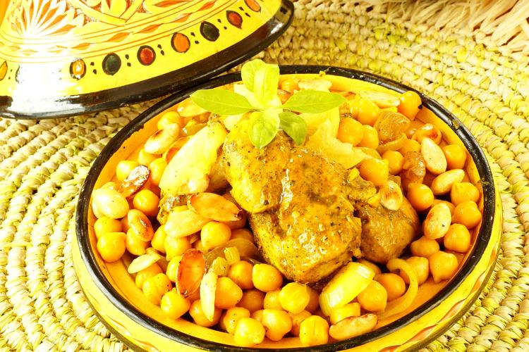 Tayín de pollo y garbanzos.