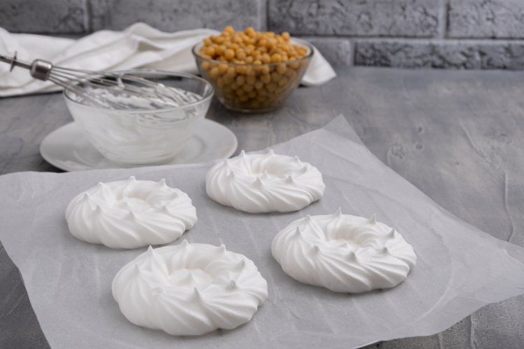 Merengues veganos hechos con aquafaba.