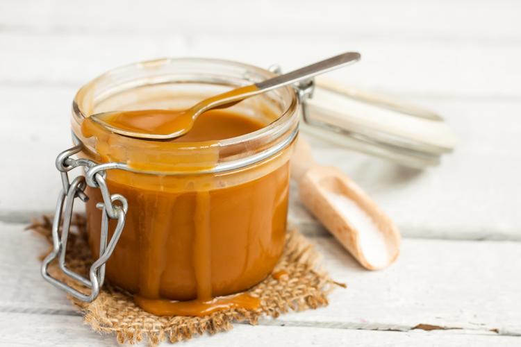Salsa de caramelo en un recipiente de vidrio.