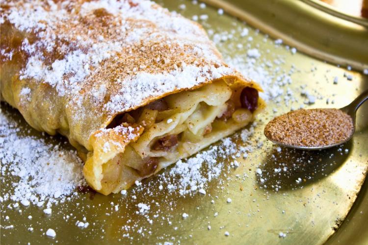 Apfelstrudel austriaco, un rollo de masa relleno de manzana.