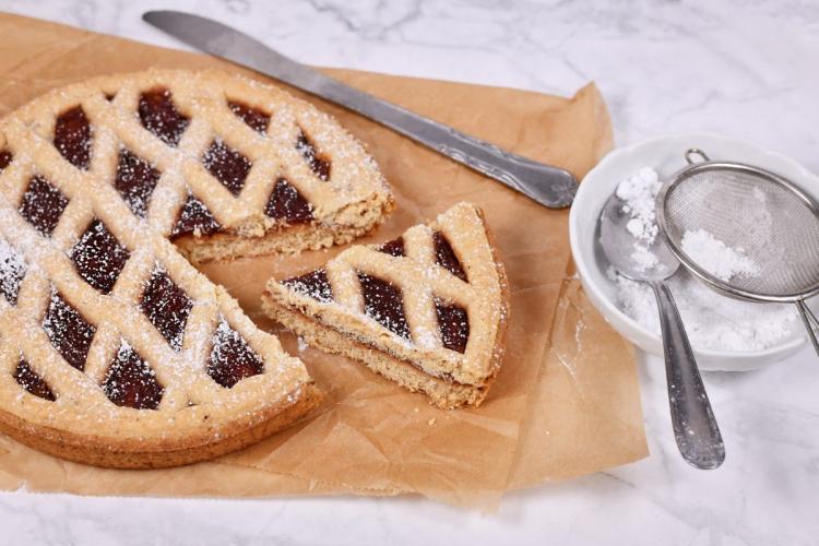 Linzer Torte austriaca, una tarta rellena de conservas de frutas y una tapa en forma de rejilla.