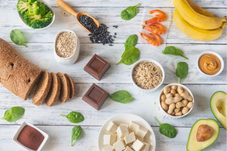 Una selección de alimentos que contienen magnesio en cantidades apreciables..