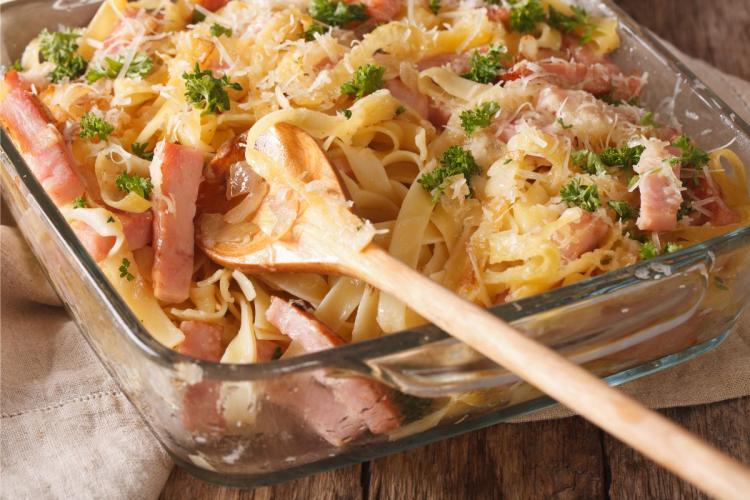 Schinkenfleckerln asutriaco, pasta con jamón.