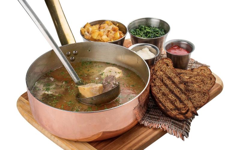 Tagelspitz austriaco, carne hervida con una variedad de acompañamientos.