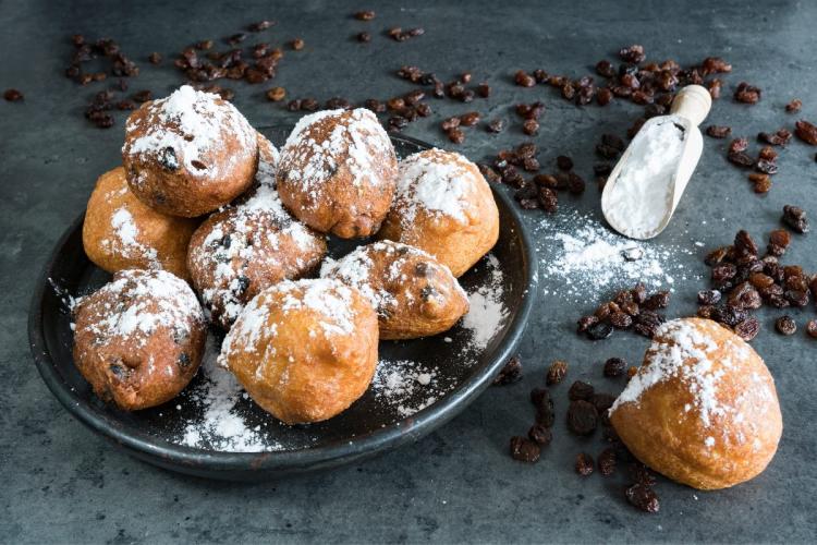 Oliebollen, bolas de masa con pasas o manzana que se sirven durante las celebraciones navideñas.