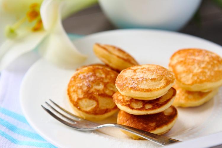 Poffertjes, tortitas miniatura típicas de los Países Bajos.