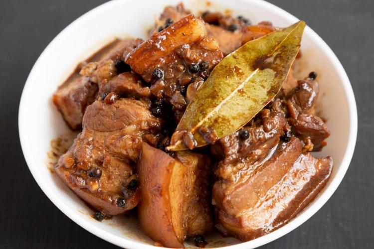 Un cuenco con cerdo en adobo filipino.