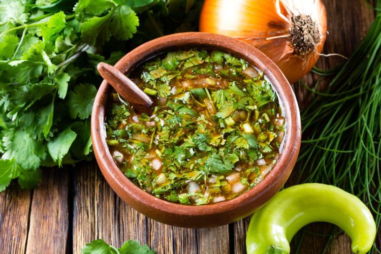 Un cuenco con pebre recién hecho.