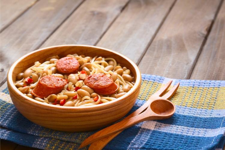 Un palto de porotos con riendas, alubias con pasta y chorizo.