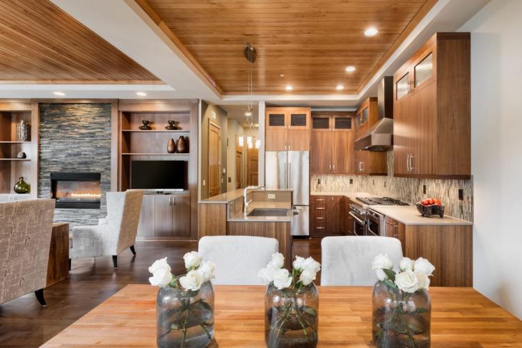 Cocina con diseño paralelo abierta a la zona de comedor y al salón.