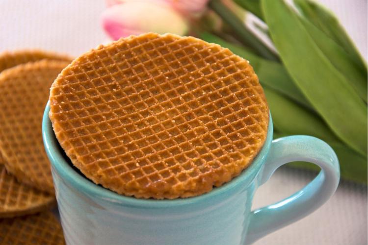 Stroopwafel, un gofre holandés que se sirve con té o café.