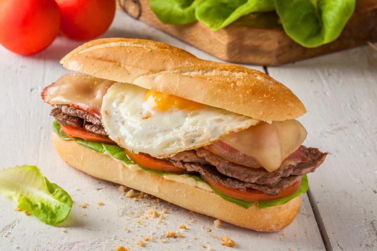 Chivito uruguayo.