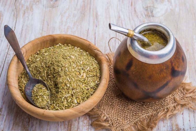 Yerba mate seca y en infusión.