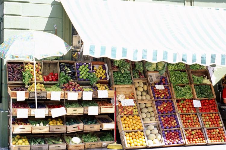 Tienda o mercado uruguayo con comida en la calle.