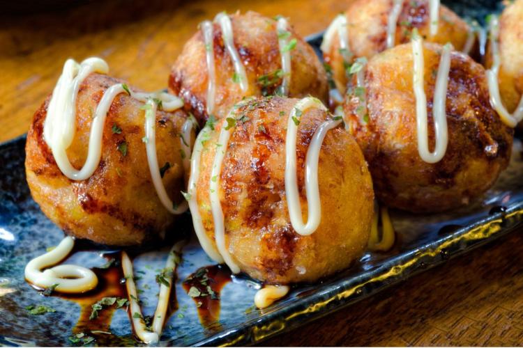 Una bandeja con bolitas de takoyaki japonés.