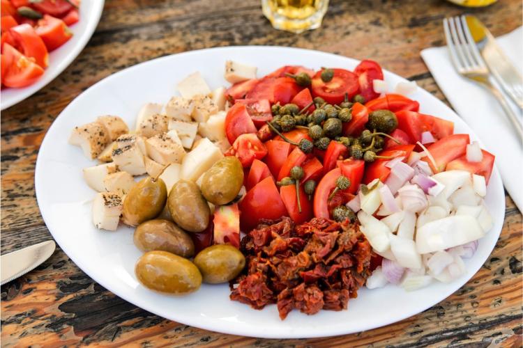 Plato típico de la cocina maltesa con queso, tomate, alcaparras, aceitunas y cebolla.