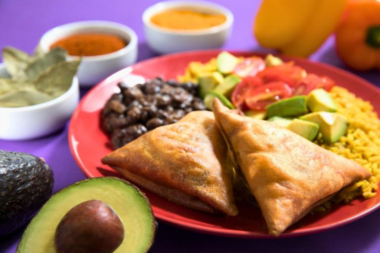 Comida servida en un restaurante en Uganda.