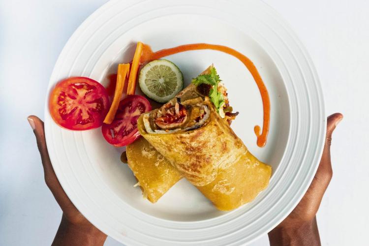 Rolex, el bocadillo enrollado de huevo popular en Uganda.