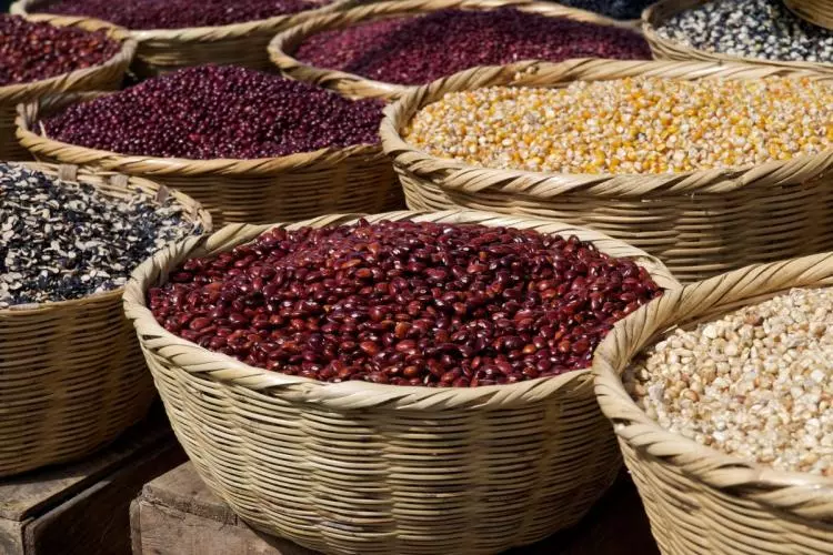 Sacos de cereales y legumbres en un mercado.