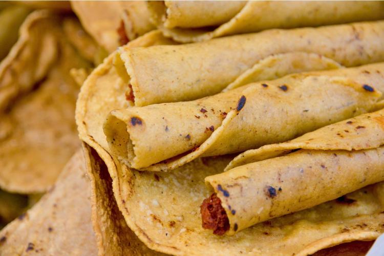 Tacos enrollados típicos de la cocina guatemalteca.