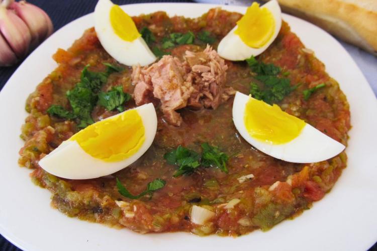 Ensalada tunecina con huevo duro.