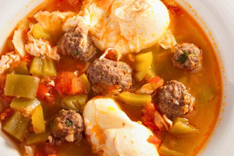 Sopa tunecina con huevo y albóndigas.