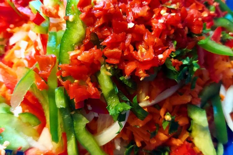 Pikliz haitiano, una mezcla de vegetales encurtidos finamente picados que se sirve como condimento o aperitivo.