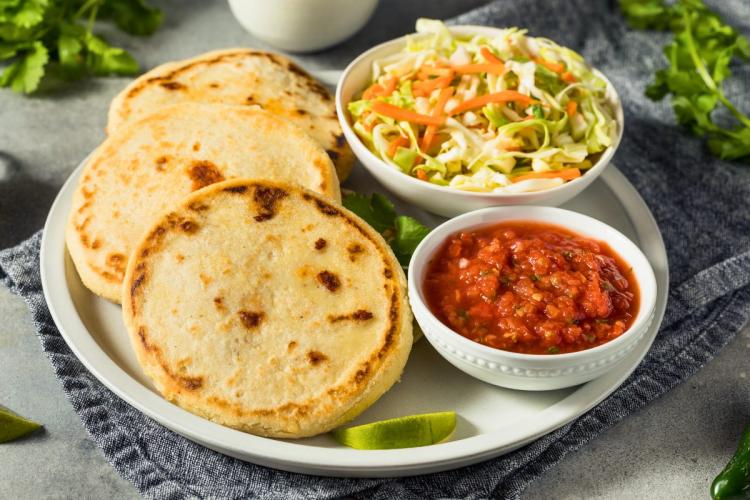 Pupusas salvadoreñas con curtido y salsa.