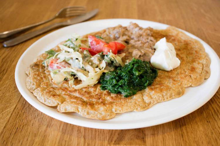 Gorasaa, el pan plano sudannés, con verduras y otros acompañamientos.