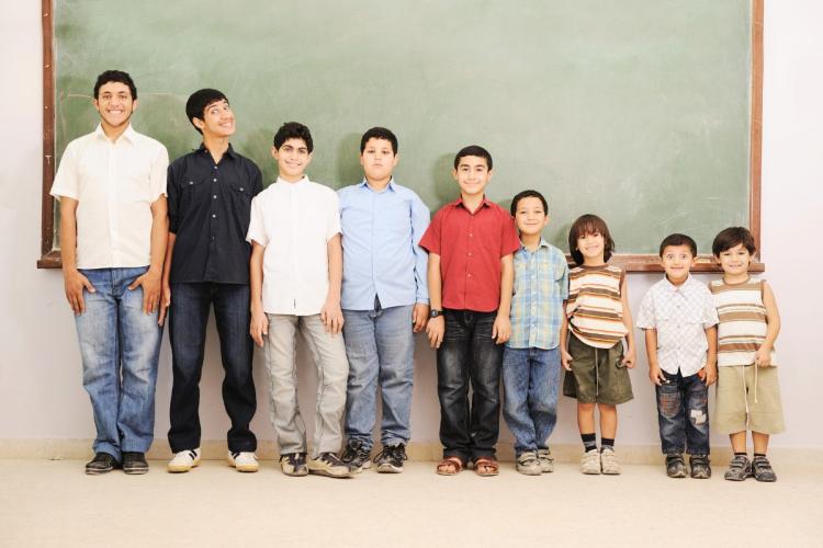 Chicos desde edad preescolar hasta el final de la adolescencia, concepto de niños que crecen.